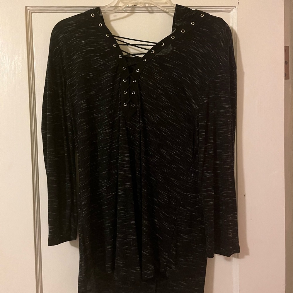 Fun going out top with awesome detailing on the front of the shirt, has a hood